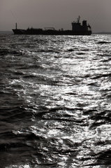 Wismar  Deutschland  Silhouette  Frachtschiff auf der Ostsee