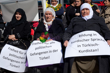 Berlin  Deutschland  Kurdinnen demonstrieren fuer Frieden und Freiheit der Kurden