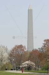 Washington Monument mit Spaziergaengern  Washington D.C.