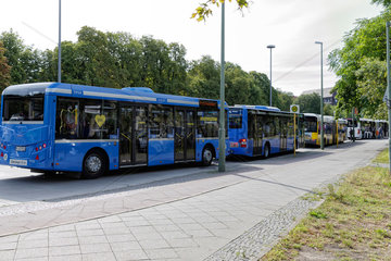 Berlin  Deutschland  BVG testet ueberlange Busse