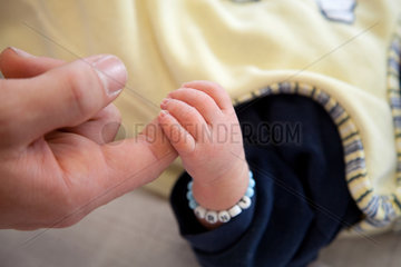Essen  Deutschland  neugeborenes Baby greift den Finger vom Vater