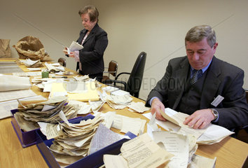 Rekonstruktion von zerrissenen Stasi-Unterlagen