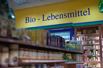 Berlin  Deutschland  Bio-Lebensmittel Regal in einem Supermarkt