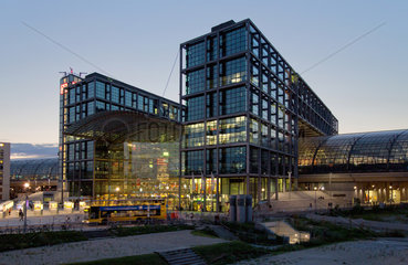 Berlin  Deutschland  Berliner Hauptbahnhof am Abend