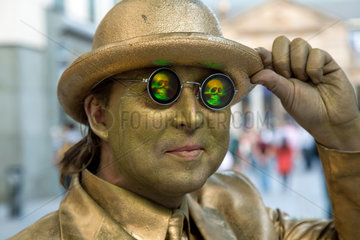 London  Grossbritannien  ein golden angemalter Schausteller mit Holographie-Brille