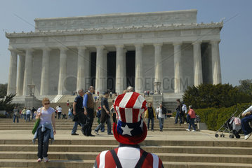 Lincoln Memorial mit Touristen  Stars and Stripes Hut