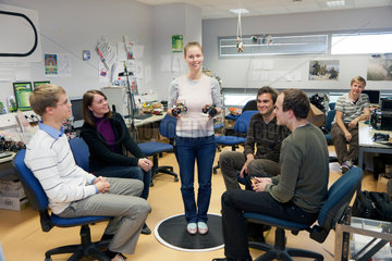 Tallinn  Estland  Studenten arbeiten im Entwicklungsraum des Estonian Information Technology Colleges