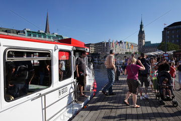 Hamburg  Deutschland  Touristen verlassen den Alsterdampfer Susebek