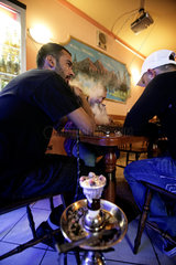 Berlin  Deutschland  arabische Maenner in einer Shisha-Bar