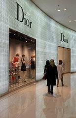 Dubai  Vereinigte Arabische Emirate  Frauen laufen an einer Filiale von Christian Dior vorbei