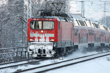 Berlin  Deutschland  Regionalzug der Deutschen Bahn im Winter