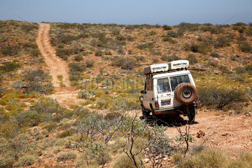 Exmouth  Australien  ein Gelaendewagen im Cape Range Nationalpark