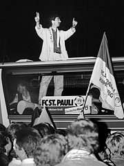 Fans bejubeln den Aufstieg im Jahr 1988 von FC St. Pauli auf der Reeperbahn