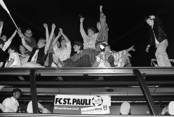 Fans bejubeln den Aufstieg im Jahr 1988 von FC St. Pauli auf der Reeperbahn
