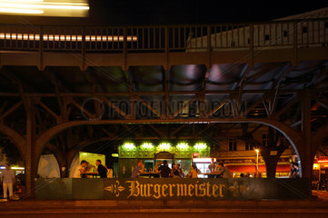 Berlin  Deutschland  Imbissstand Burgermeister unter der Hochbahn