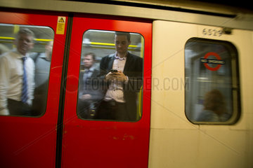 London  Grossbritannien  Gedraenge in der U-Bahn-Station Tower Hill