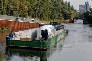 Berlin  Deutschland  Kraftwerksgasturbine wird mit BEHALA-Schwergutshuttle transportiert