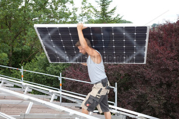 Riedlingen  Deutschland  die Montage einer Photovoltaikanlage auf dem Dach eines Wohnhauses