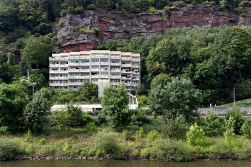Trier  Deutschland  mehrstoeckiges Wohngebaeude am Steilufer der Mosel