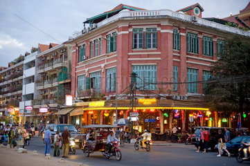 Phnom Penh  Kambodscha  Strassenszene vor dem Riverside Bistro an der Uferpromenade