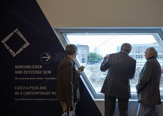 Berlin  Deutschland  Besucher der Humboldt-Box schauen auf die Baustelle des Schlossplatzes