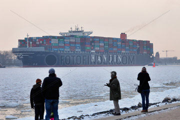 Hamburg  Deutschland  Besucher an der Elbe und das Containerschiff Hanjin Europe