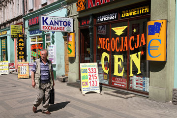 Zgorzelec  Polen  ein Mann auf der Strasse vor Wechselstuben und Tabaklaeden