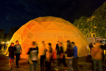 Lemberg  Ukraine  Installation in Ballform bei einem Stadtfest am Prospekt Svobody