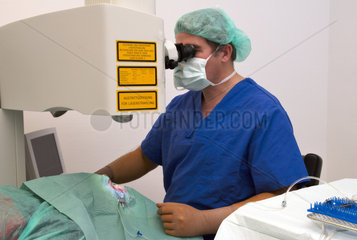 Augenarzt bereitet LASIK-OP vor