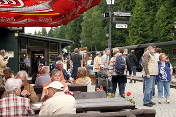 Schierke  Deutschland  Touristen am Bahnhof von Schierke
