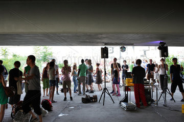 Berlin  Deutschland  junge Leute tanzen auf einer Party unter der Elsenbruecke in Berlin-Alt-Treptow