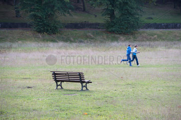 Berlin  Deutschland  Jogger auf der sogenannten Spielwiese im Volkspark Rehberge
