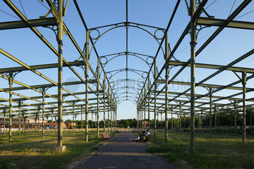 Berlin  Deutschland  das Stahlgeruest der Hammelauktionshalle im Blankensteinpark