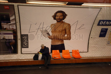 Paris  Frankreich  ein Mann sitz in der U-Bahn Station