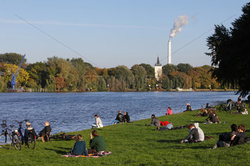 Berlin  Deutschland  Menschen sitzen auf der Wiese am Spreeufer im Treptower Park