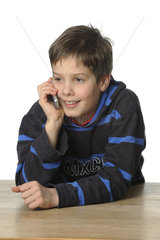 Junge telefoniert mit Handy