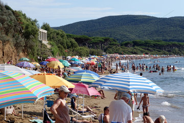 Populonia  Italien  Menschen am Baratti Beach