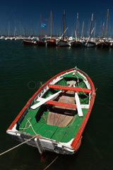 Pula  Italien  leeres Ruderboot vor einem Yachthafen im Wasser
