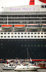 Queen Mary 2 bei der Einfahrt im Hafen Hamburg