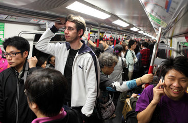 Hong Kong  China  Tourist und Einheimische in einer U-Bahn