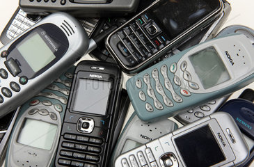 Berlin  Deutschland  alte Mobiltelefone auf einem Haufen