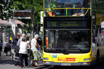 Berlin  Deutschland  Fahrgaeste besteigen den beruehmten Doppeldeckerbus der Linie 100