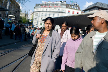 Zuerich  Schweiz  eine indische Familie in der Altstadt
