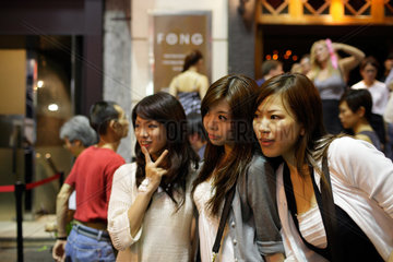 Hongkong  China  drei Frauen posieren fuer Fotografen