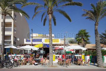S’Arenal  Spanien  Strassencafe am Platja de Palma auf Mallorca