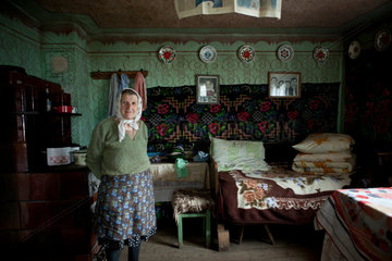 Borscha  Rumaenien  eine Baeuerin in ihrem Wohnzimmer