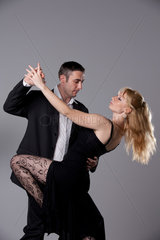 Freiburg  Deutschland  ein Paar tanzt Tango