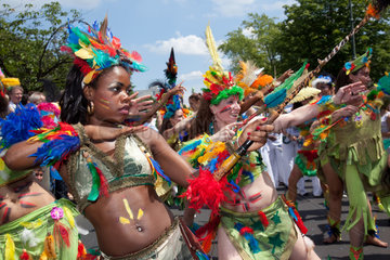Berlin  Deutschland  Taenzerinnen auf dem Karneval der Kulturen