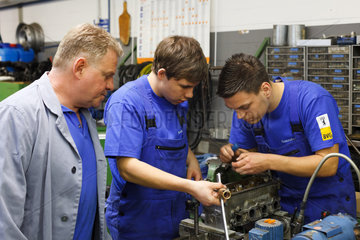 Berlin  Deutschland  auszubildende Kfz-Mechatroniker mit ihrem Ausbilder im BVG Ausbildungszentrum
