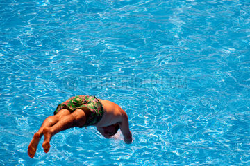Ayamonte  Spanien  Mann springt in einen Swimmingpool